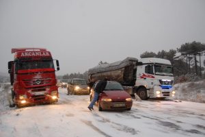 Harmancık'ta yoğun kar yağışı