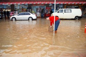 Şiddetli yağmur ve fırtına Antalya'yı vurdu