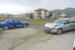 Ehliyetsiz s&uuml;r&uuml;c&uuml; kaza yaptı