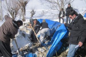 Ahırın &uuml;zerine &ccedil;ığ d&uuml;şt&uuml;, 32 hayvan telef oldu