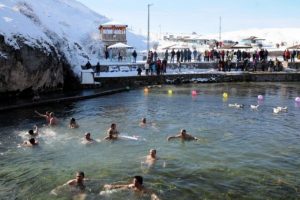 Kayseri'de -5 derecede y&uuml;zme şenliği