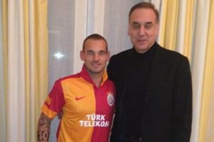 Sneijder par&ccedil;alı formayı ilk kez giydi