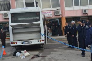 Servis aracının altında kalan kadın &ouml;ld&uuml;