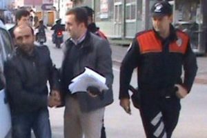 Boşanma davası a&ccedil;an karısını &ouml;ld&uuml;rd&uuml;