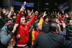 Galatasaray taraftarı havalimanında