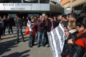 İş&ccedil;iler eylem yaptı hastanede ameliyatlar durdu