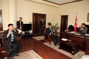 Engelli bebeğini kaymakamlığa bırakmak istedi