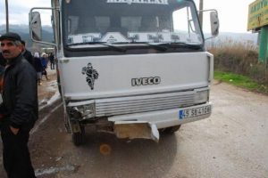 Kamyon motosiklete &ccedil;arptı