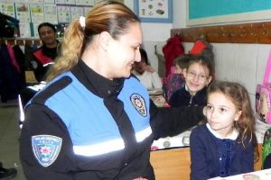 &Ouml;ğrencilere ilk karne hedyesi polisten