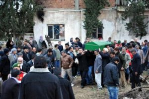 Gen&ccedil; kız silahla oynarken kendini vurdu