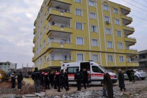 4'&uuml;nc&uuml; kattan asans&ouml;r boşluğuna d&uuml;ş&uuml;p &ouml;ld&uuml;