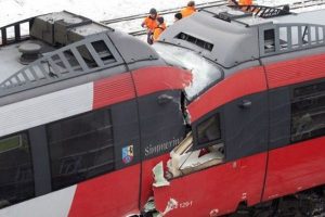 Viyana'da iki yolcu treni &ccedil;arpıştı