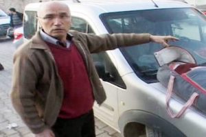 Yeni doğmuş bebeği aracın &uuml;zerinde terk etti