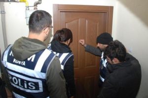 Sigara ka&ccedil;ak&ccedil;ıları yakalandı