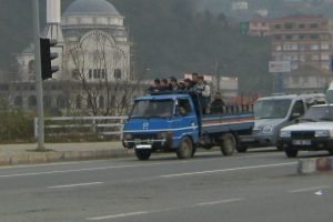 Kamyon kasasında tehlikeli yolculuk