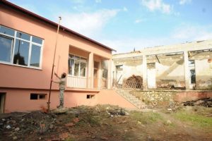 Yanan okul sosyal donatı alanı yapılıyor