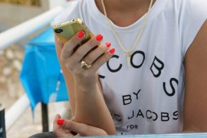 Kadınlar erkeklerden daha fazla telefonla konuşuyor