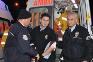 Kavgayı ayırmak isteyen polisleri yaraladılar