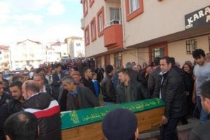 Eşini &ouml;ld&uuml;rd&uuml; polisi arayıp kendini vurdu