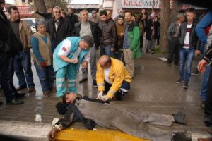 Su birikintisine giren minib&uuml;s faciaya neden oluyordu
