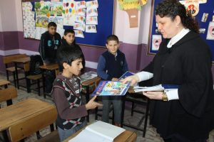 Yenişehir Belediyesi'nden &ouml;ğrencilere karne hediyesi