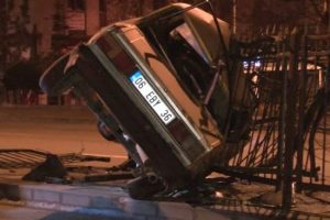 Demir korkuluklara &ccedil;arpan otomobil yan yattı