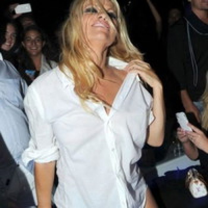 Pamela Anderson fena dağıttı