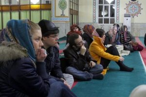 Avrupalı &ouml;ğrenciler mescit temizledi cami gezdi