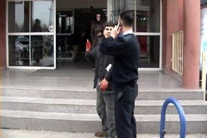 Annesinin boğazını kesen &ccedil;ocuk tutuklandı