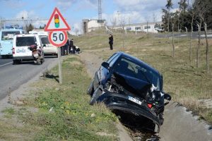 Minib&uuml;s ile otomobil &ccedil;arpıştı: 1 yaralı