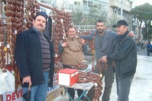 Burhaniye' de develerden &ouml;nce sucuğu geldi