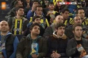 Ma&ccedil;taki reklama izleyicilerden tepki