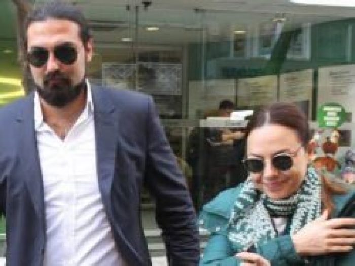 Ebru G&uuml;ndeş korumasıyla geziyor