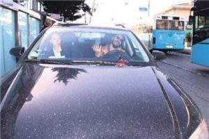&Ccedil;ocuğunu g&ouml;stermemek i&ccedil;in b&uuml;y&uuml;k &ccedil;aba g&ouml;sterdi