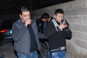 Meyve suyunu &ccedil;aldılar i&ccedil;erken yakalandılar