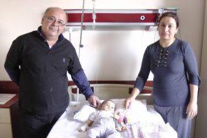 Bağırsağı d&uuml;ğ&uuml;mlenen  bebek hayata tutundu