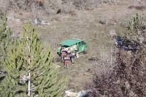 Otomobil 35 metrelik u&ccedil;uruma yuvarlandı