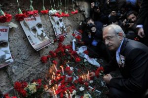Uğur Mumcu i&ccedil;in mum yaktı