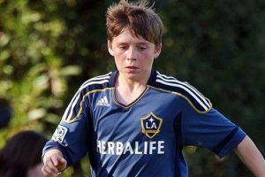 K&uuml;&ccedil;&uuml;k Beckham Chelsea yolunda