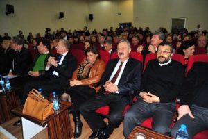"Se&ccedil;imlerde yanınıza bir AKP'li alın"