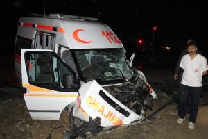 Ambulans ile TIR &ccedil;arpıştı