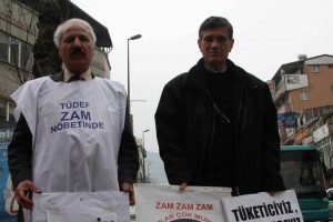 Akaryakıt zammına siyah kurdeleli protesto