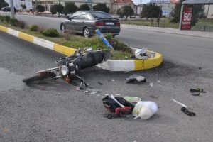 Otomobil ile motosiklet &ccedil;arpıştı