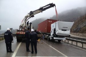 Bursa-İstanbul yolu 2 saat kapandı