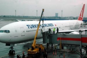 &Ccedil;&ouml;ken yolcu k&ouml;pr&uuml;s&uuml; u&ccedil;ağın kapısını kopardı