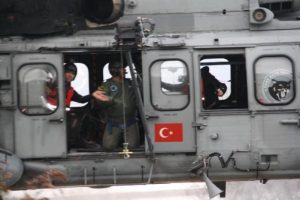 Mahsur k&ouml;yl&uuml;n&uuml;n imdadına helikopter yetişti
