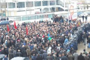 Binlerce Kosovalı Sırbistan'ı protesto etti