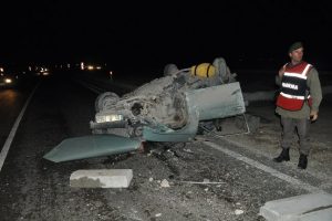 İki otomobil kafa kafaya &ccedil;arpıştı