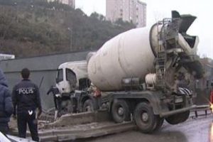 Beton mikseri trafo binasına &ccedil;arptı