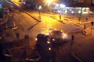 Otomobildeki yolcu yola fırladı